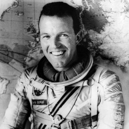 Astronaut Colonel Gordon Cooper 4. Oktober 2004; Cape Canaveral, FL, USA; (Dateifoto: 26.07.1065) Leroy Gordon Cooper, Jr., ein ursprünglicher Mercury-7-Astronaut, starb am 10. Oktober 2004 in seinem Haus in Ventura, Kalifornien. Er wurde 77 Jahre alt. Cooper flog den sechsten und letzten Flug des Mercury-Programms und kommandierte später Gemini V. Im Bild: Der amerikanische Astronaut LT. COLONEL GORDON COOPER wird an Bord der Gemini V sein, die acht Tage im Orbit verbringen wird. LT. COOPER hat bereits 22 Erdumrundungen allein absolviert. Cape Canaveral FL USA *** Astronaut Colonel Gordon Cooper 4 October 2004 Cape Canaveral, FL, USA File photo 26 07 1065 Leroy Gordon Cooper, Jr , a Original Mercury 7 Astronaut, died on 10 October 2  Copyright: xUnitedxArchivesx xkpaxKeystonex 20041004_kri_k09_017 !ACHTUNG AUFNAHMEDATUM GESCHÄTZT!
