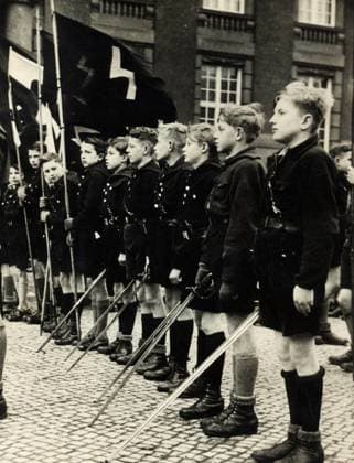 Die Hitlerjugend Berlin, Deutschland – Eine Gruppe kleiner Jungen, bewaffnet mit Schwertern, nahm an einer großen Parade der deutschen Jugend teil, die im Rahmen eines Gesangswettbewerbs in Berlin stattfand. Datum unbekannt Berlin Germany *** the Hitler Youth Berlin, Germany – a Group Kleiner Boys, armed with Swords, NAHM to a Big ones Parade the Germans Youth part, the at Frame one Singing competition in Berlin took place Date unknown Berlin Germany  Copyright: xUnitedxArchivesx xkpaxKeystonex 20050125_mar_k09_029 !ACHTUNG AUFNAHMEDATUM GESCHÄTZT!