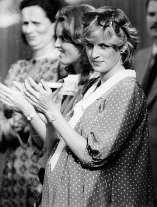 Schwangere Prinzessin schaut Polo 6. Juni 1982 – London, England, Vereinigtes Königreich – Prinzessin Diana (rechts) und Sarah Ferguson (Mitte) schauen sich in Windsor ein Polospiel an, nur zwei Wochen vor der Geburt ihres ersten Kindes. Prinzessin Diana trägt ein Umstandskleid, entworfen vom Modedesigner C. Walker. London England United Kingdom *** Pregnant women Princess looks Polo 6 June 1982 – London, England, United Kingdom – Princess Diana right and Sarah Ferguson Middle Looking itself in Windsor a Polo game to, only Two weeks before the Birth their first Child Princess Diana carries a Maternity dress, designed from Fashion designer C Walker London England United Kingdom  Copyright: xUnitedxArchivesx xkpaxKeystonex 20051025_clg_k09_674 !ACHTUNG AUFNAHMEDATUM GESCHÄTZT!