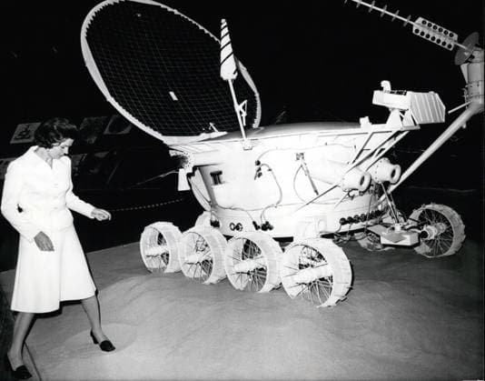 Astronaut Kometen NASA Weltraum Raumschiff UFOs 9. Januar 1967 - besuchte die sowjetische Kosmonautin Valentina Tereshkova die hier stattfindende Ausstellung Raum = Forschung und Schutz vor Umweltverschmutzung in der UdSSR . Vor zwölf Jahren umrundete die charmante, nette Dame die Erde 48 Mal mit Wostok 6 , sie war und ist die erste Frau im Weltraum. In München veröffentlichte Valentina Tereshkova ihren größten Wunsch: Sie möchte zum Mars fliegen! Die Kosmonautin ist mit Andrijan Nikolajev, ebenfalls einem sowjetischen Kosmonauten (Wostok 9), verheiratet und hat eine elfjährige Tochter. Das Foto zeigt Valentina Tereshkova auf dem Weg zum Mond, - neben dem sowjetischen Luna-Auto Lunochod 1 (natürlich ein Modell davon) (null) (  Copyright: xUnitedxArchivesx xkpaxKeystonex 20120109_baf_k09_110 !ACHTUNG AUFNAHMEDATUM GESCHÄTZT!