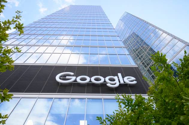 Corporations Signage In Warsaw. Google signage is pictured in Warsaw, Poland, on July 22, 2025. Warsaw Poland  Copyright: xAleksanderxKalkax originalFilename: kalka-corporat250722_npFd3.jpg