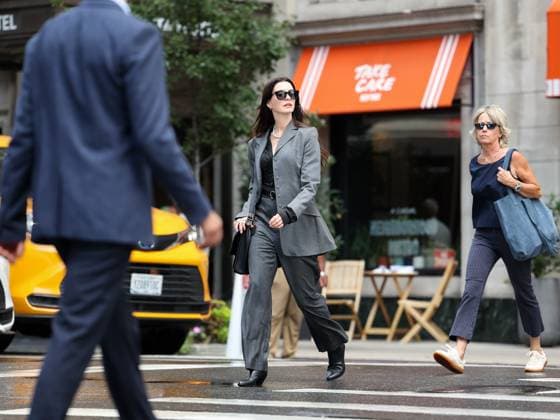 Bilder des Jahres 2025, Entertainment 07 Juli Anne Hathaway spotted filming ˜The Devil Wears Prada 2™ in New York City Featuring: Anne Hathaway Where: New York, New York, United States When: 22 Jul 2025 Credit: Jason Howard BauerGriffin INSTARimages EDITORIAL USE ONLY. NOT FOR USE BY NEWSPAPERS BASED IN THE UK. Copyright: xx instar54934143