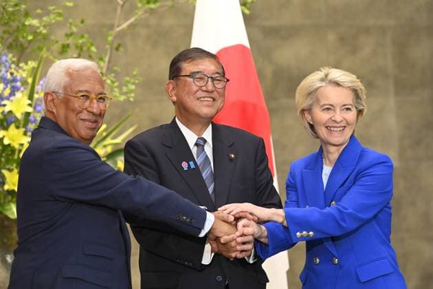 News Bilder des Tages July 23, 2025, Tokyo, Japan: Von Der Leyen, President of the European Commission (R), European Council President Antonio Costa (L) with Japanese Prime Minister Ishiba Shigeru (C) pose and shake hands prior a meeting at Prime Minister Office. In Tokyo for the EU-t y Japan Summit, European Commission President Ursula von der Leyen and European Council President Antonio Costa aim to strengthen the strategic partnership with Japan through a new Competitiveness Alliance and deeper cooperation on defense, trade, and economic security. Tokyo Japan - ZUMAz114 20250723_zih_z114_006 Copyright: xPOOLx