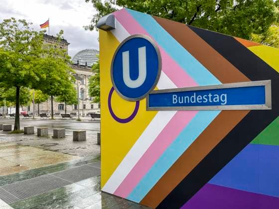 Bilder des Jahres 2025, News 07 Juli News Bilder des Tages RECORD DATE NOT STATED U-Bahnhof Bundestag erstrahlt in Regenbogenfarben, Während der Bundestag auf Regenbogenflaggen verzichtet, setzt die BVG am U-Bahnhof Bundestag und weiteren Stationen ein klares Zeichen für Vielfalt. Mit bunten Treppen, und Beklebungen feiern die Berliner Verkehrsbetriebe den Pride Month und den CSD, unterstreichend ihr Engagement für Toleranz und Akzeptanz in der Gesellschaft. Berlin Berlin Deutschland *** U Bahnhof Bundestag shines in rainbow colors, While the Bundestag refrains from rainbow flags, the BVG sets a clear sign for diversity at the U Bahnhof Bundestag and other stations With colorful stairs and stickers, the Berlin public transport company celebrates Pride Month and CSD, underlining its commitment to tolerance and accepta