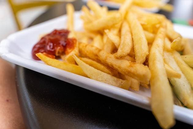 Malcesine, Lake Garda, Italy 20 July 2025: Crispy deep-fried chips with a dollop of ketchup - a popular classic snack that never goes out of fashion as a quick meal or side dish. *** Knusprig frittierte Pommes mit einem Klecks Ketchup ein beliebter Snack-Klassiker, der als schnelle Mahlzeit oder Beilage nie aus der Mode kommt.