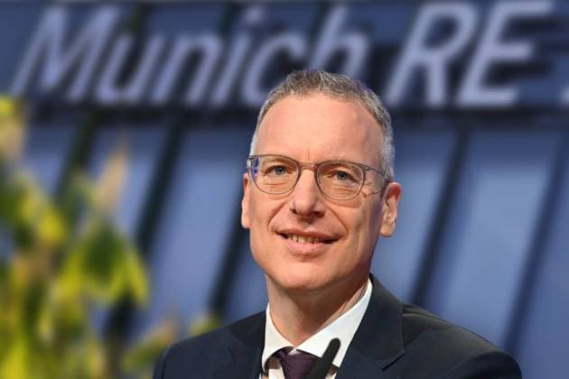 FOTOMONTAGE: Dr. rer. nat. Christoph Jurecka (CFO). Der Vorstandsvorsitzende von Munich Re, Joachim Wenning, wird zum Jahresende in den Ruhestand gehen. Sein Nachfolger wird der bisherige Finanzchef des Unternehmens, Christoph Jurecka, Einzelbild,angeschnittenes Einzelmotiv,Portraet,Portrait,Porträt ARCHIVFOTO. *** PHOTOMONTAGE Dr rer nat Christoph Jurecka CFO Munich Res Chairman of the Board of Management, Joachim Wenning, will retire at the end of the year. His successor will be the companys current CFO, Christoph Jurecka, single image,cropped single motif,portrait,portrait,portrait ARCHIVE PHOTO