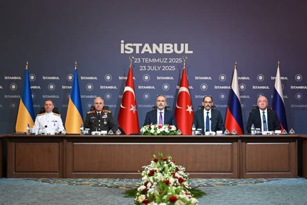 News Bilder des Tages 3rd round of renewed Russia-Ukraine talks begins in Istanbul ISTANBUL, TURKIYE - JULY 23: Turkish Foreign Minister Hakan Fidan (C) chairs the third round of renewed Russia-Ukraine talks hosted by Turkiye, also attended by National Intelligence Organization (MIT) Chief Ibrahim Kalin (2nd R) and Chief of General Staff General Metin Gurak (2nd L) at Ciragan Palace in Istanbul on July 23, 2025. Muhammed Abdullah Kurtar Anadolu Istanbul Turkey. Editorial use only. Please get in touch for any other usage.  Copyright: x2025xAnadoluxMuhammedxAbdullahxKurtarx