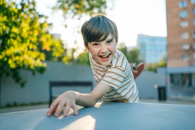 Creative Highlight Symbolbilder Happy child playing outdoors in striped shirt on a sunny day model released, Symbolfoto, ANAF04758