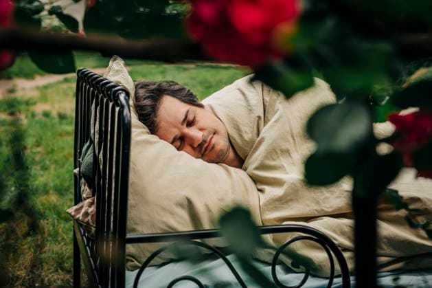 Creative Highlight Symbolbilder Man having a relaxing afternoon nap outdoors in garden bed model released, Symbolfoto, VSNF03452
