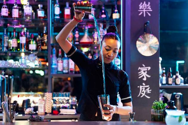 Bartender mixing cocktail at nightclub bar model released, Symbolfoto property released, PGF02025
