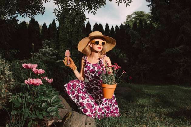 Stylish woman in retro dress gardening with flowers in spring garden model released, Symbolfoto, VSNF03487