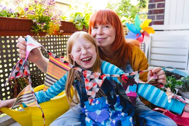 Mother and child creating colorful decorations together at home model released, Symbolfoto property released, IHF02242