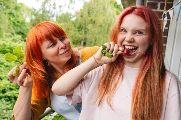 IMAGO Creative, Sommer, Food, Radieschen Mother and daughter enjoying urban gardening on balcony model released, Symbolfoto property released, IHF02254