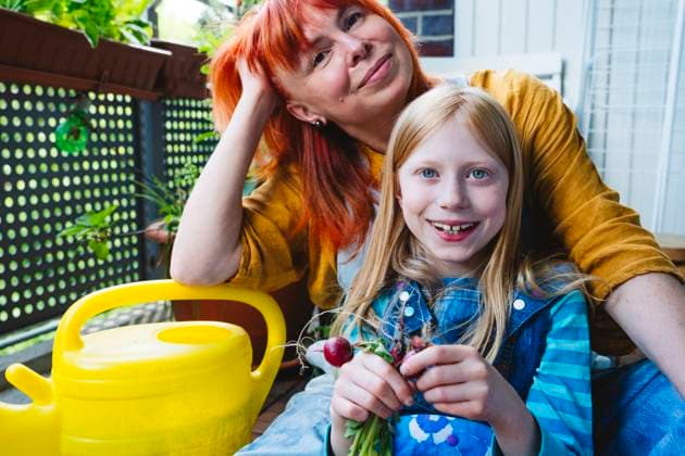IMAGO Creative, Sommer, Food, Radieschen Mother and daughter gardening together on a balcony model released, Symbolfoto property released, IHF02262