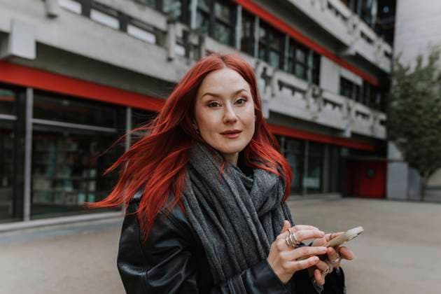 Creative Highlight Symbolbilder Woman with red hair using smartphone outdoors in Karlsruhe model released, Symbolfoto, MCHF00571