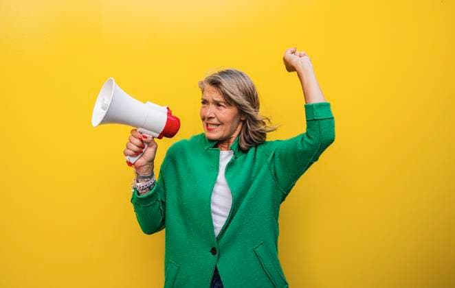 Creative Highlight Symbolbilder Tourist with megaphone raising arm in city on vacation model released, Symbolfoto, JCCMF13807