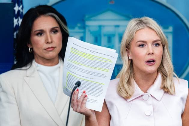 Bilder des Jahres 2025, News 07 Juli News Bilder des Tages Karoline Leavitt, White House press secretary, holds up a memo as she speaks next to Tulsi Gabbard, director of National Intelligence, during a news conference in the James S. Brady Press Briefing Room of the White House in Washington, DC, US, on Wednesday, July 23, 2025. Tensions between the Trump administration and the judiciary flared on Tuesday when Attorney General Pam Bondi removed a US attorney for New Jersey that had been named by federal judges to replace the president s choice.  WASP20250723108 EricxLee