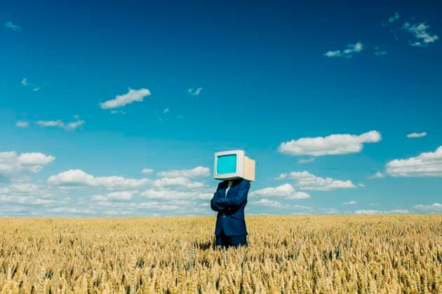 Creative Highlight Symbolbilder Businesswoman with retro monitor head stands in wheat field under blue sky model released, Symbolfoto, VSNF03571