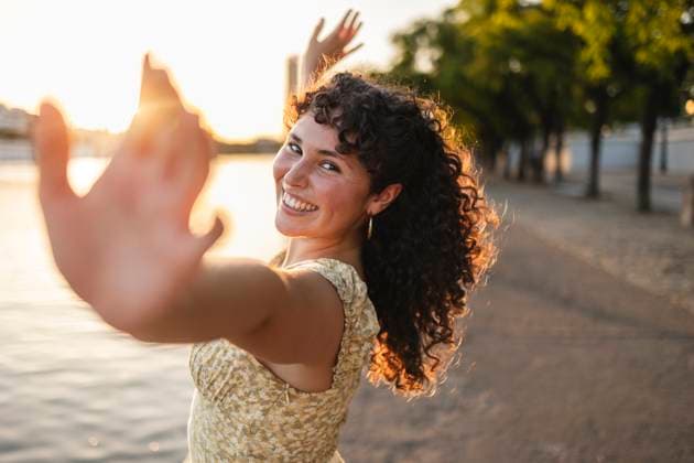 Creative Highlight Symbolbilder Tourist taking selfie at sunset by river in Seville with bicycle model released, Symbolfoto, JCCMF13986