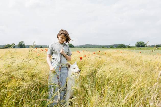 Creative Highlight Symbolbilder Girl standing in wheat field with dog on a peaceful summer day model released, Symbolfoto property released, ELMF01172