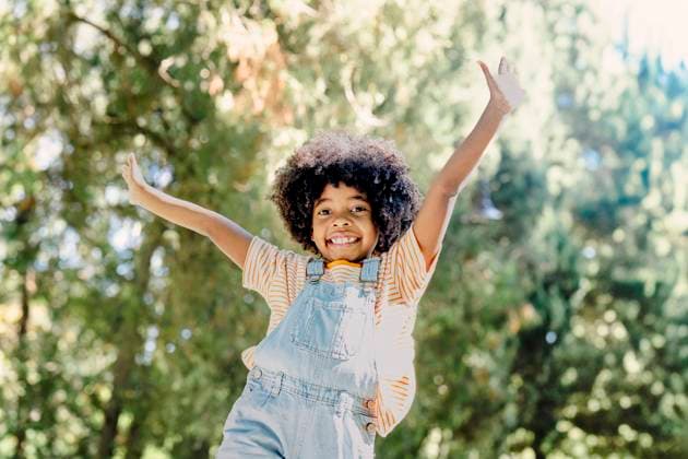 Creative Highlight Symbolbilder Playful child smiling outdoors in overalls on a sunny day model released, Symbolfoto, AAZF02286