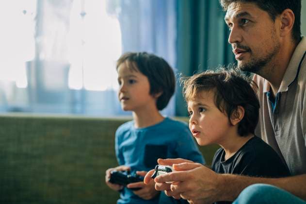 IMAGO Creative, Lifestyle, Gaming Father and children playing video game together at home model released, Symbolfoto property released, ANAF04842