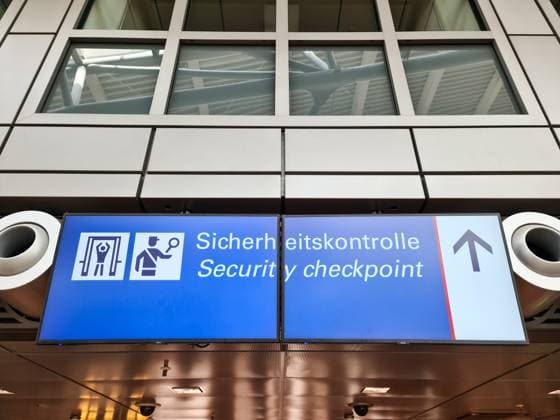 Hamburg, Deutschland - 10. Juli 2025: Zweisprachiges Schild, das auf die Sicherheitskontrolle am Flughafen Hamburg hinweist *** Hamburg, Germany 10 July 2025 Bilingual Shield, the at the Security check on Airport Hamburg points out 1127161066