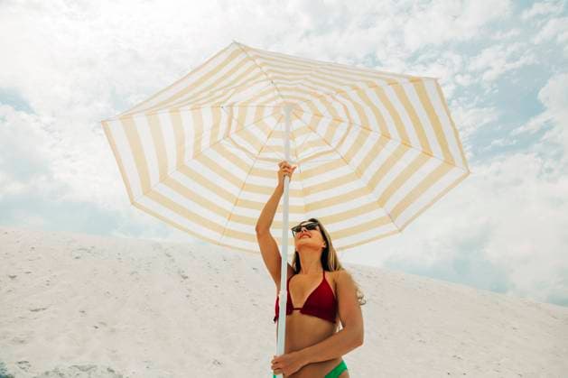 Creative Highlight Symbolbilder Woman in bikini with sunglasses holding umbrella at sandy summer beach model released, Symbolfoto, VSNF03669