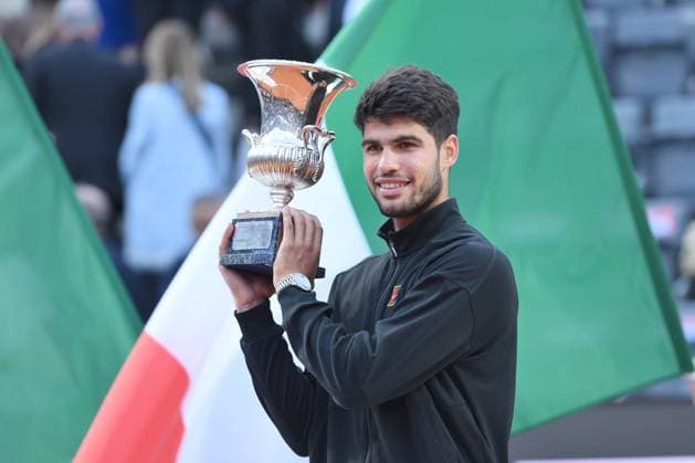 Internazionali BNL D Italia 2025 - Carlos Alcaraz v Jannik Sinner ROME, ITALY - MAY 18 : Carlos Alcaraz of Spain poses with his trophy after winning the Mens Singles Final match against Jannik Sinner of Italy during day eight of the Internazionali BNL d Italia at the Foro Italico in Rome, Italy on May 18, 2025. Roma Italy. Editorial use only. Please get in touch for any other usage.  Copyright: x2025xAnadoluxClaudioxPasquazix