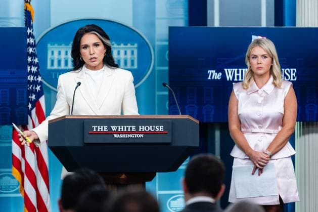 Karoline Leavitt Addresses Press - DC Tulsi Gabbard, director of National Intelligence, speaks next to Karoline Leavitt, White House press secretary, during a news conference in the James S. Brady Press Briefing Room of the White House in Washington, DC, US, on Wednesday, July 23, 2025. Tensions between the Trump administration and the judiciary flared on Tuesday when Attorney General Pam Bondi removed a US attorney for New Jersey that had been named by federal judges to replace the president’s choice. Photo by Eric Lee Pool ABACAPRESS.COM Washington DC United States  Copyright: xPool ABACAx