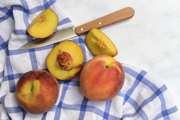 Pfirsich mit Messer auf Küchentuch, Pfirsichhälften, Prunus persica Peach with knife on kitchen towel, peach halves, Prunus persica Copyright: imageBROKER JürgenxPfeiffer ibxjpf14388579.jpg
