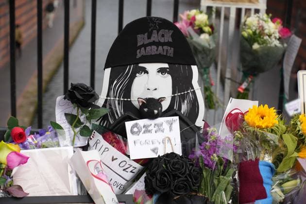 Flowers placed in Birmingham to honor late rock icon Ozzy Osbourne BIRMINGHAM, UNITED KINGDOM - JULY 24: Flowers, notes and floral tributes are seen on the Black Sabbath Bridge bench in Birmingham, United Kingdom on July 24, 2025, in memory of Ozzy Osbourne, the iconic frontman of Black Sabbath band and one of the most influential figures in British heavy metal music. Osbourne has died at the age of 76. Ioannis Alexopoulos Anadolu Birmingham United Kingdom. Editorial use only. Please get in touch for any other usage.  Copyright: x2025xAnadoluxIoannisxAlexopoulosx