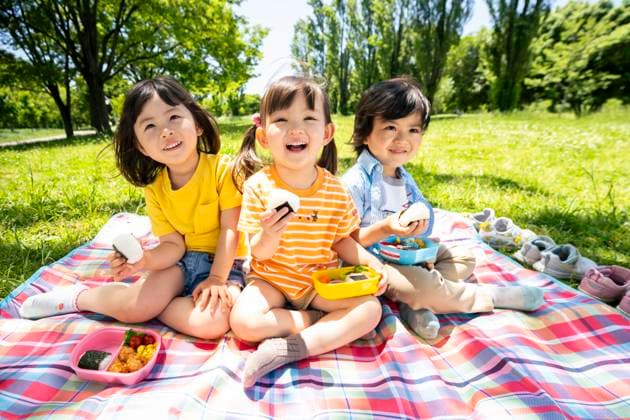 IMAGO Creative, Food, Japan, Onigiri Japanese kids at the park AFLO261959346  261959346 ,model released, Symbolfoto