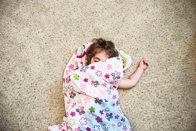 Creative Highlight Symbolbilder Female child wrapped in blanket sleeping on floor Keller, Texas, United States R_DAKH250722-1791865-01 ,model released, Symbolfoto