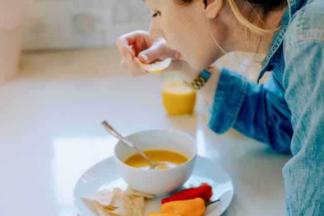 Creative Highlights Symbolbilder Woman eating butternut squash soup with tortilla chips Boise, Idaho, United States R_PHZD250721-1788025-01 ,model released, Symbolfoto
