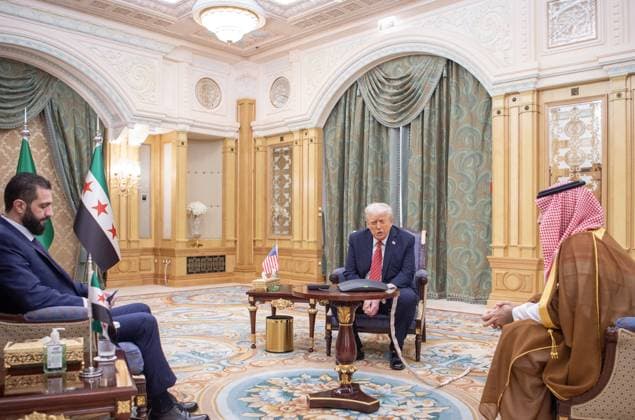 Donald Trump - Ahmed al-Shara meeting in Riyadh RIYADH, SAUDI ARABIA - MAY 14: (----EDITORIAL USE ONLY - MANDATORY CREDIT - BANDAR AL-JALOUD SAUDI ROYAL COURT HANDOUT - NO MARKETING NO ADVERTISING CAMPAIGNS - DISTRIBUTED AS A SERVICE TO CLIENTS----) US President Donald Trump (C) meets with Syrian President Ahmed al-Shara (L) along with the Saudi Crown Prince Mohammed bin Salman Al Saud (R) during the first leg of his three-country Middle East tour in Riyadh, Saudi Arabia on May 14, 2025. Riyad Suudi Arabistan. Editorial use only. Please get in touch for any other usage.  Copyright: x2025xAnadoluxBandarxAl-Jaloud SaudixRoyalxCourtx