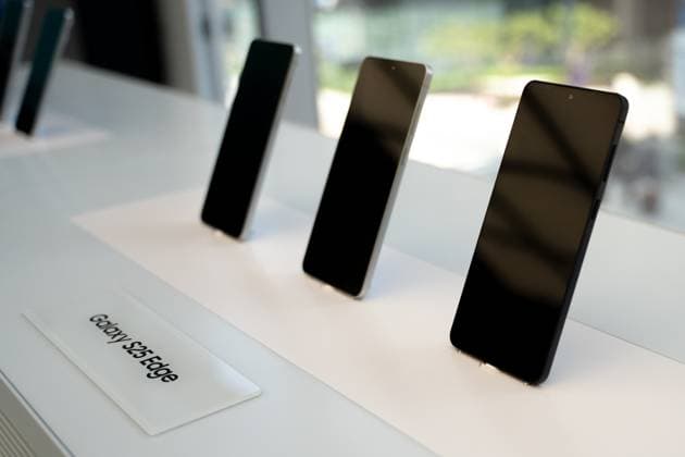 New Samsung Galaxy S25 Edge displayed in Seoul SEOUL, SOUTH KOREA - MAY 14: Samsung Galaxy S25 Edge is displayed at Samsung Gangnam in Seoul, South Korea on May 14, 2025. Seoul-t ukpyolsi Korea, Republic of. Editorial use only. Please get in touch for any other usage.  Copyright: x2025xAnadoluxHwawonxLeex
