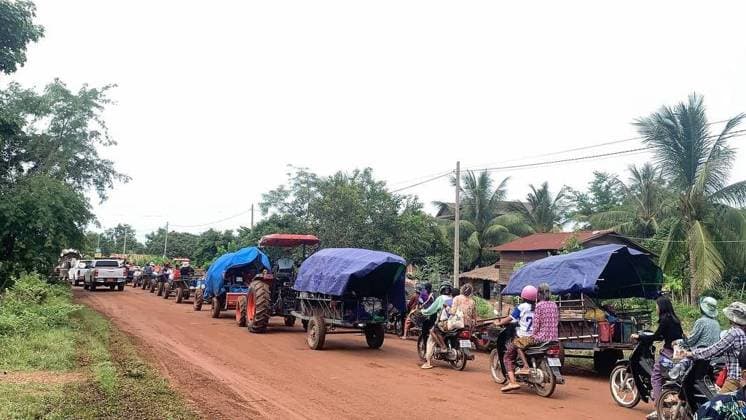(250724) -- ODDAR MEANCHEY, July 24, 2025 -- Residents evacuate from the Thailand-Cambodia border area in Oddar Meanchey province, Cambodia on July 24, 2025. Cambodian Prime Minister Hun Manet on Thursday called on the people to stay calm and trust the government and armed forces amid a border clash with Thailand. In a post on his official social media platforms, Hun Manet said the Thai army launched on Thursday morning an attack on Cambodian army positions in Oddar Meanchey province, and expanded the geographical area of their attack to Preah Vihear province. (Photo by Xinhua) CAMBODIA-THAILAND-BORDER-CONFLICT-EVACUATION PhalxLim 