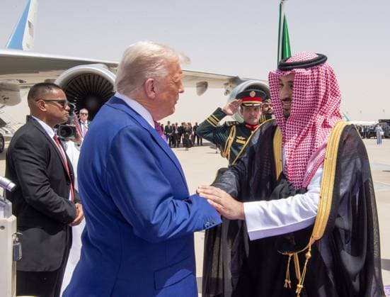 US President Trump in Saudi Arabia, first leg of his Middle East tour RIYADH, SAUDI ARABIA - MAY 13: (----EDITORIAL USE ONLY - MANDATORY CREDIT - BANDAR AL-JALOUD SAUDI ROYAL COURT HANDOUT - NO MARKETING NO ADVERTISING CAMPAIGNS - DISTRIBUTED AS A SERVICE TO CLIENTS----) US President Donald Trump (L) is welcomed by Saudi Crown Prince Mohammed bin Salman Al Saud (R) as he arrives at Malik Khalid Airport, for the first leg of his three-country Middle East tour in Riyadh, Saudi Arabia on May 13, 2025. Riyad Suudi Arabistan. Editorial use only. Please get in touch for any other usage.  Copyright: x2025xAnadoluxBandarxAl-Jaloud SaudixRoyalxCourtx