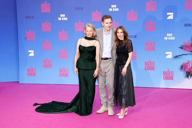 Pamela Anderson, Liam Neeson und Erica Huggins bei der Die Nackte Kanone Film Premiere am 24.07.2025 im UCI Luxe in Berlin Die Nackte Kanone Filmpremiere mit Pamela Anderson & Liam Neeson in Berlin