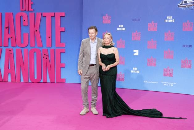 Liam Neeson und Pamela Anderson bei der Die Nackte Kanone Film Premiere am 24.07.2025 im UCI Luxe in Berlin Die Nackte Kanone Filmpremiere mit Pamela Anderson & Liam Neeson in Berlin