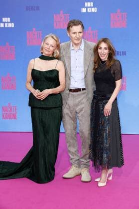 Pamela Anderson, Liam Neeson und Erica Huggins bei der Die Nackte Kanone Film Premiere am 24.07.2025 im UCI Luxe in Berlin Die Nackte Kanone Filmpremiere mit Pamela Anderson & Liam Neeson in Berlin