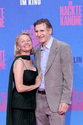 Pamela Anderson und Liam Neeson bei der Die Nackte Kanone Film Premiere am 24.07.2025 im UCI Luxe in Berlin Die Nackte Kanone Filmpremiere mit Pamela Anderson & Liam Neeson in Berlin