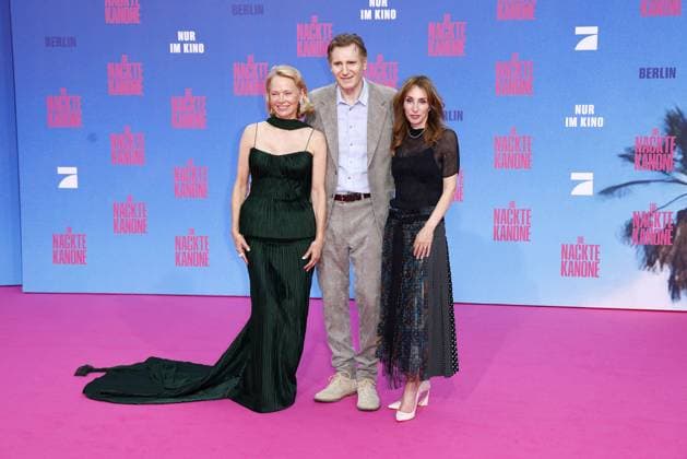 Pamela Anderson, Liam Neeson und Erica Huggins bei der Die Nackte Kanone Film Premiere am 24.07.2025 im UCI Luxe in Berlin Die Nackte Kanone Filmpremiere mit Pamela Anderson & Liam Neeson in Berlin
