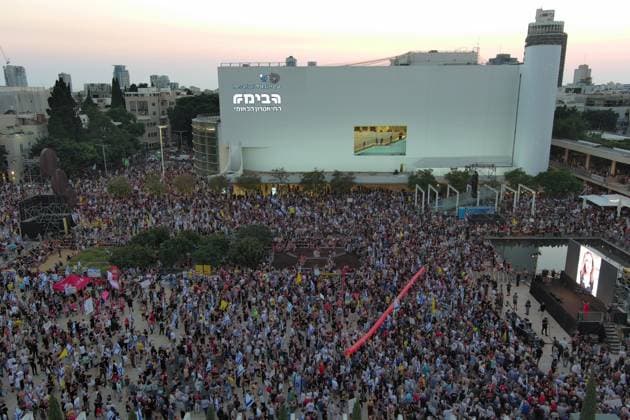 Bilder des Jahres 2025, News 07 Juli Anti-government protest held in Israel TEL AVIV, ISRAEL - JULY 24: Hundreds of people gather for a protest demanding an end to the attacks on Gaza and the return of Israeli hostages to their homes at the Habima Square in Tel Aviv, Israel on July 24, 2025. The demonstrators also called on the government to reach a ceasefire and ensure the release of all hostages Yair Palti Anadolu Tel Aviv Israel. Editorial use only. Please get in touch for any other usage.  Copyright: x2025xAnadoluxYairxPaltix