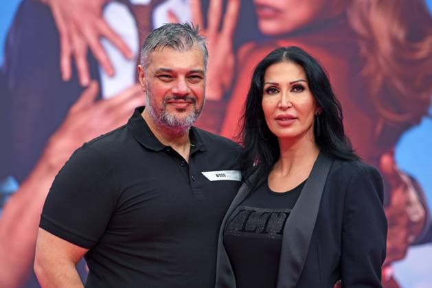 Imad Mardnli mit Ehefrau Samia Mardnli bei der Deutschlandpremiere des Kinofilms DIE NACKTE KANONE im UCI Luxe East Side Gallery in Berlin am 24.07.2025