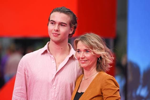 Tina Ruland mit Sohn Jahvis Ruland bei der Deutschlandpremiere des Kinofilms DIE NACKTE KANONE im UCI Luxe East Side Gallery in Berlin am 24.07.2025