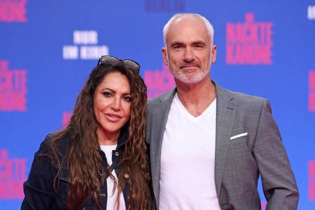 Simone Thomalla mit Freund Rene Merten bei der Deutschlandpremiere des Kinofilms DIE NACKTE KANONE im UCI Luxe East Side Gallery in Berlin am 24.07.2025