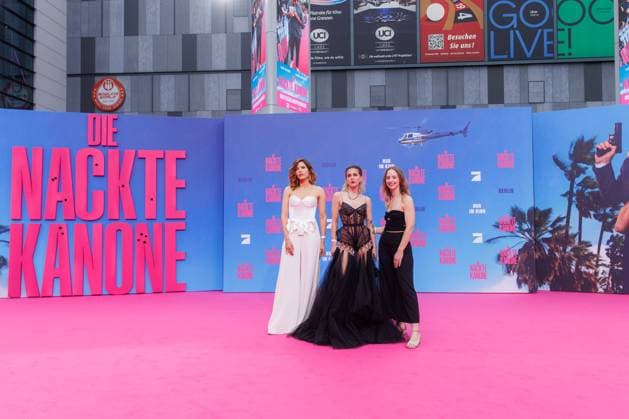 Premiere - Die Nackte Kanone Jasmin Gassmann, Karin Brettmeister und Amelie Plaas-Link bei der Deutschlandpremiere von Die Nackte Kanone im UCI Luxe East Side Gallery Kino am 24.07.2025 in Berlin. Copyright: xEventpressxKochanx