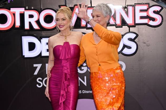 July 24, 2025, Mexico City, Ciudad de Mexico, Mexico: Actresses Jamie Lee Curtis and Lindsay Lohan pose for photos during the purple carpet for Freakier Friday movie at Cinepolis Toreo Parque Central. on July 24, 2025 in Mexico City, Mexico. Mexico City Mexico - ZUMAe321 20250724_zea_e321_042 Copyright: xCarlosxTischlerx